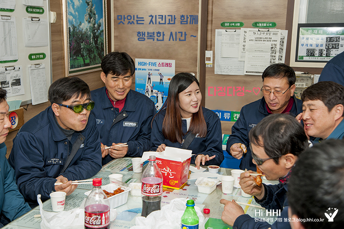 맛있는 치킨과 함께 다정한 한 때