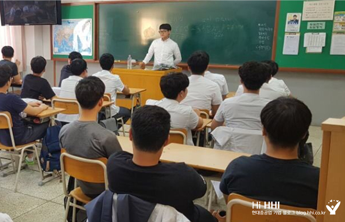 (2)지난 9월 경남 마산공업고등학교에서 멘토링 강연에 나서는 이래영 사우