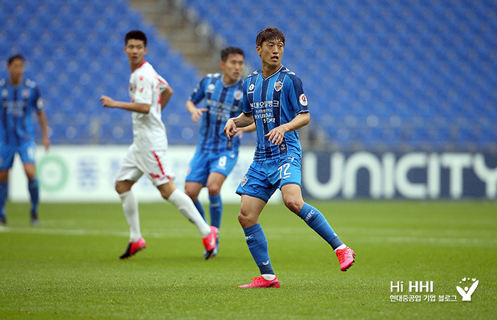 이청용이 축구하는 모습