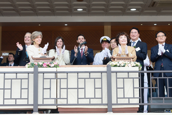 “새 선박 탄생을 축하합니다!”
