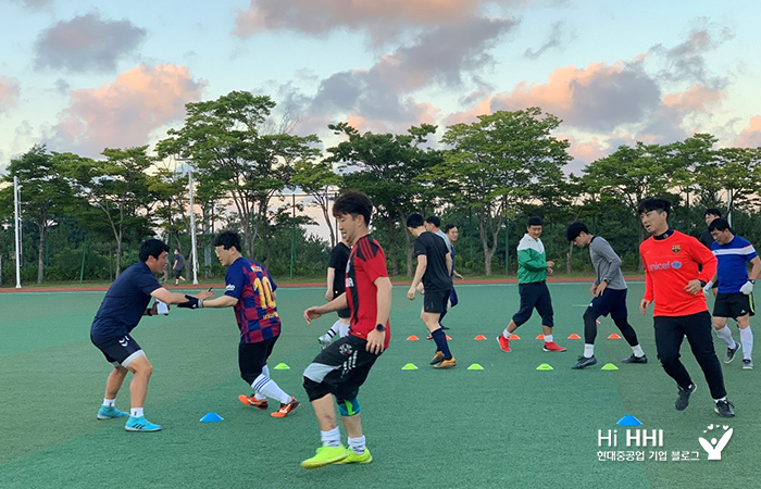 현대유소년축구 코치진과의 훈련